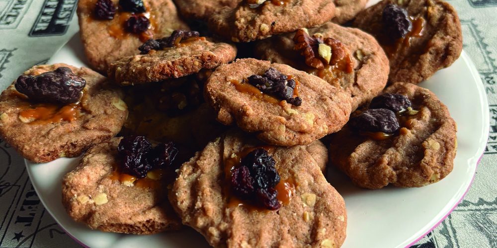 Dos variedades de Masitas de Avena: a) vainilla b) cacao