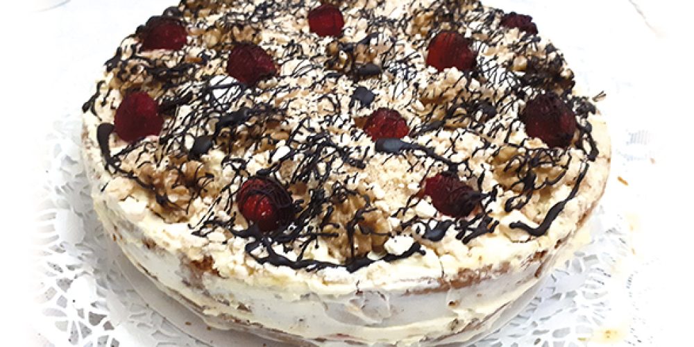Bizcochuelo con crema, cerezas e hilos de chocolate