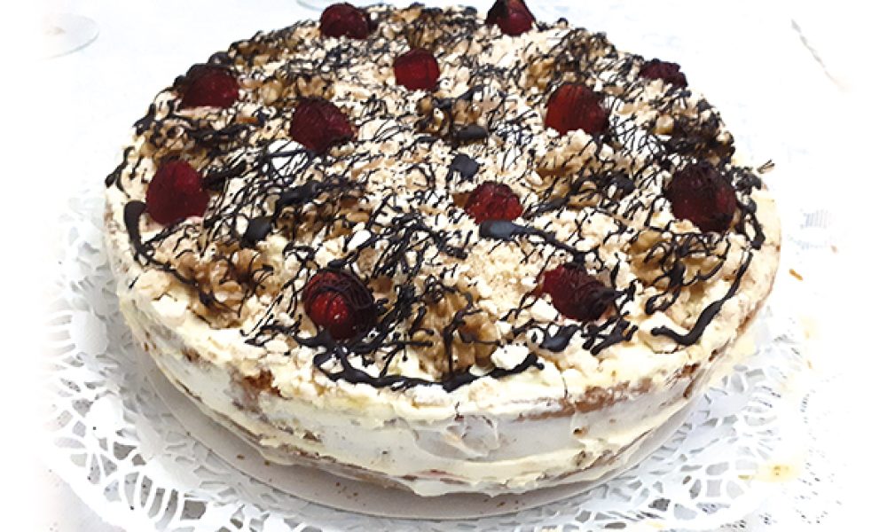 Bizcochuelo con crema, cerezas e hilos de chocolate
