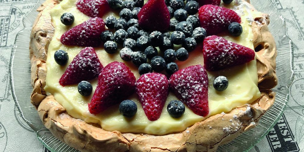 Postre de merengue con crema de limón y frutos rojos