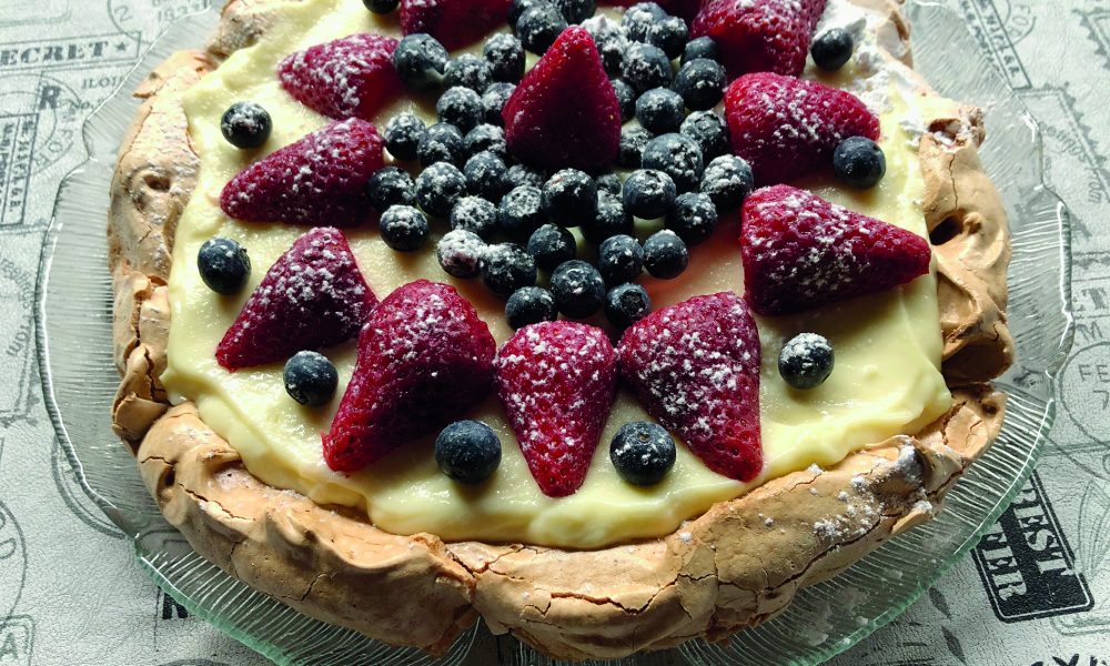 Postre de merengue con crema de limón y frutos rojos