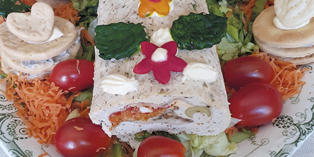 Arrollado de pollo con guarnición de rogelitos salados