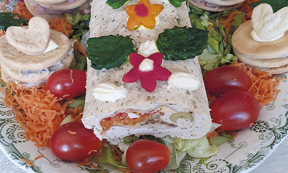 Arrollado de pollo con guarnición de rogelitos salados