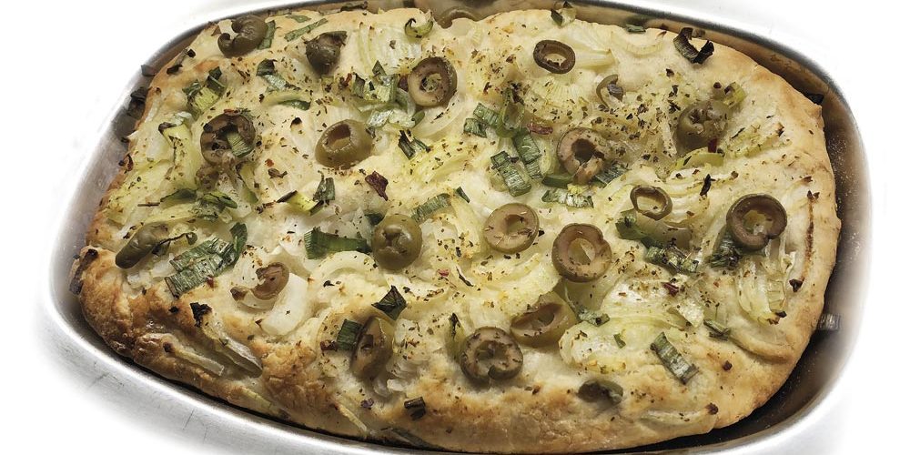 Focaccia con hilos de cebolla, hierbas y aceitunas