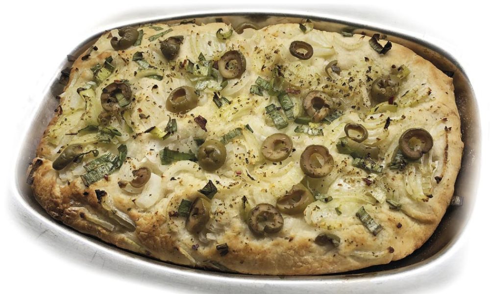 Focaccia con hilos de cebolla, hierbas y aceitunas