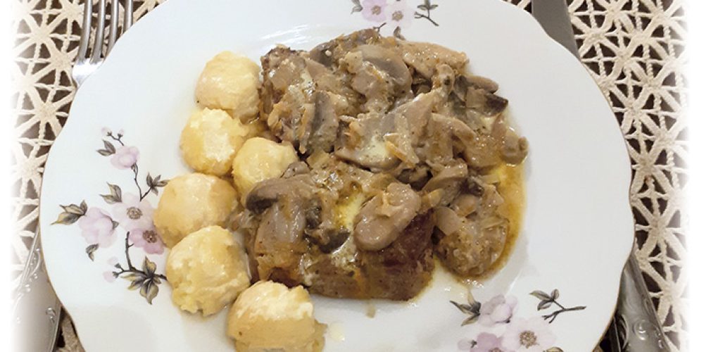 Medallones de lomo con champiñones y papitas noisettes