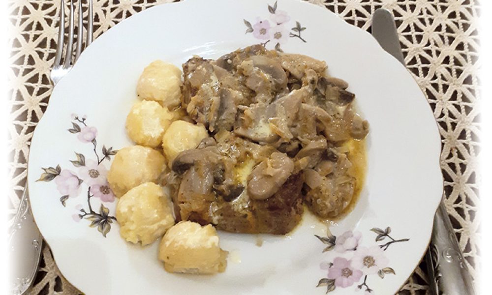 Medallones de lomo con champiñones y papitas noisettes