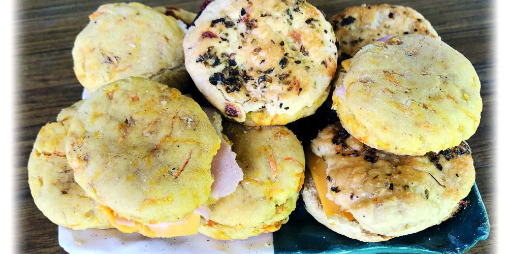 Mini pizzetas de cebolla, zanahoria y orégano