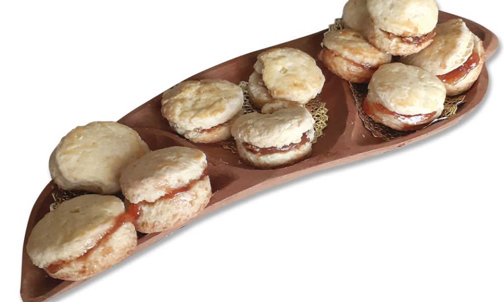 Scones rellenos con mermeladas de frutos rojos y dulce de leche