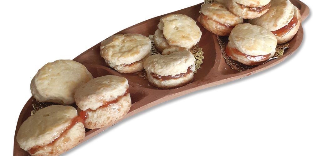 Scones rellenos con mermeladas de frutos rojos y dulce de leche