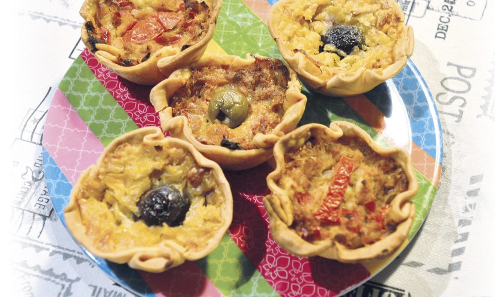 Minitarteletas de choclo y atún con salsa Bechamel