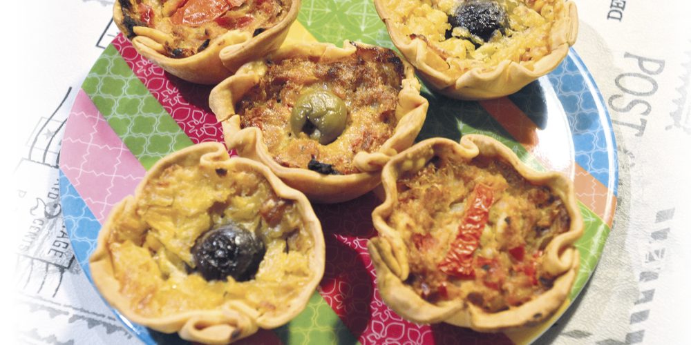 Minitarteletas de choclo y atún con salsa Bechamel