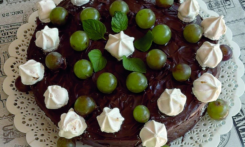 Torta de chocolate y dulce de leche con merenguitos