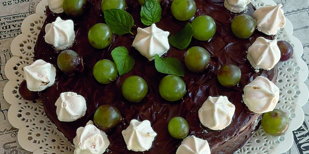 Torta de chocolate y dulce de leche con merenguitos